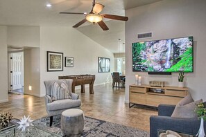 Smart-TV, Kamin, Videospiele, Tischfußball