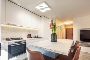 Réfrigérateur, four à micro-ondes, un four, surface de cuisson