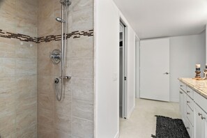 Shower, hair dryer, bidet, towels