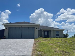 Exterior - New house! Special promo for 1+ week rental, 5% off, 1+ month rental 11% off! (Cape Coral)