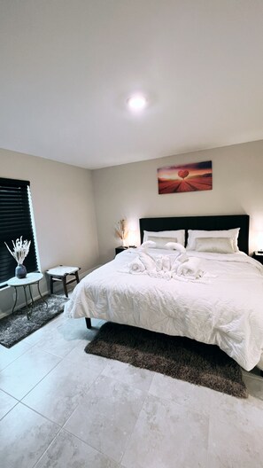 4 bedrooms, iron/ironing board, free WiFi, bed sheets - New house! Special promo for 1+ week rental, 5% off, 1+ month rental 11% off! (Cape Coral)