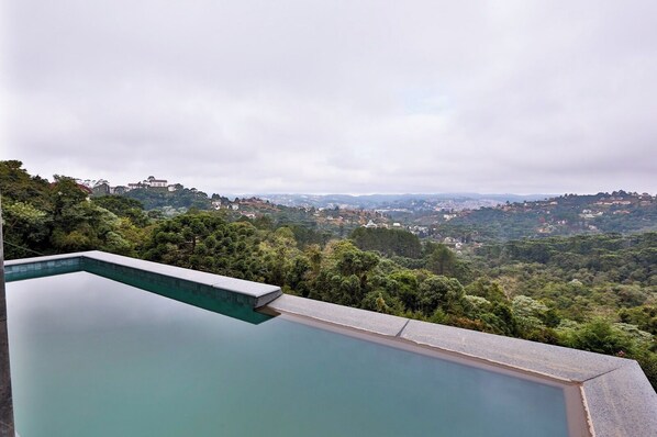 Infinity pool