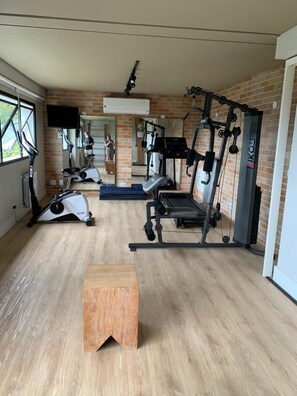 Exercise/lap pool