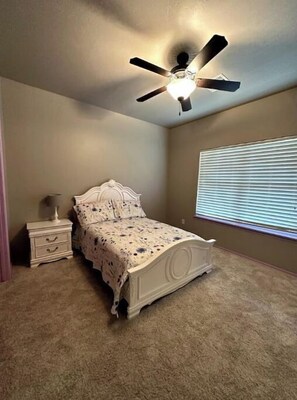 4 bedrooms, WiFi, bed sheets - E. Edmond executive and spacious family home with home office (Edmond)