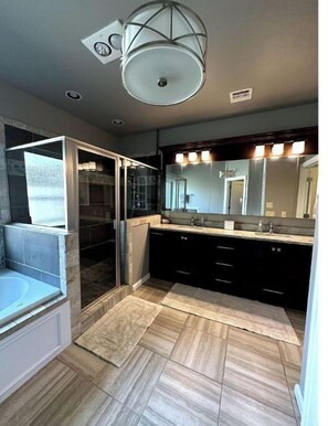 Shower, hair dryer, towels, toilet paper - E. Edmond executive and spacious family home with home office (Edmond)