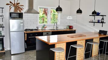 Kylskåp, ugn, spishäll och diskmaskin