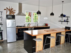 Fridge, oven, stovetop, dishwasher - Kani Darling (Rarotonga)