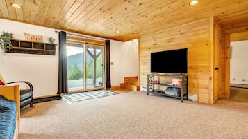 5 bedrooms, iron/ironing board, travel crib, free WiFi