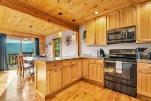 Fridge, microwave, oven, stovetop - Killer Views, Hot Tub, Epic Game Room, Fire pit, Sunday River, Dog Friendly (Newry)