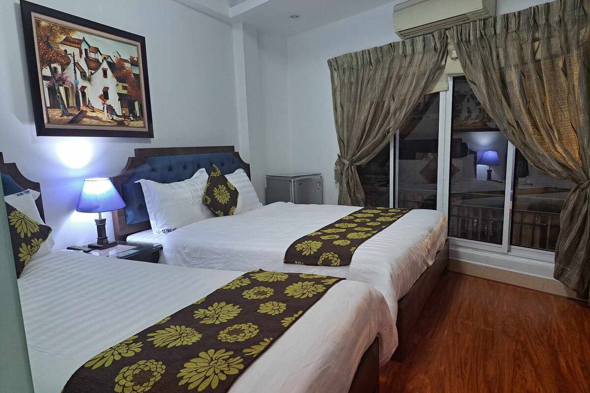 Deluxe Double or Twin Room | Hypo-allergenic bedding available, down comforters, memory foam beds