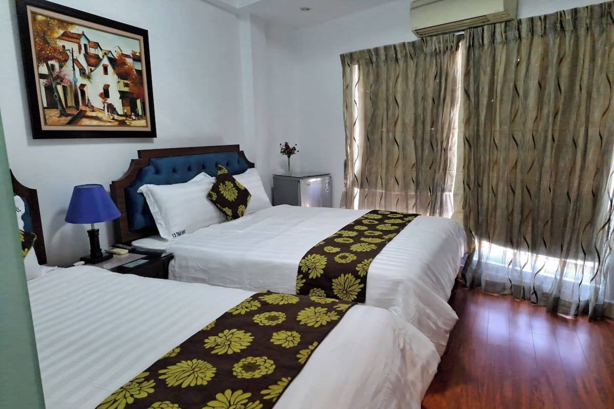 Business Suite | Hypo-allergenic bedding available, down comforters, memory foam beds