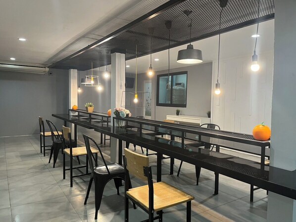 Living area - Owl's Nest Hostel (Bangkok)