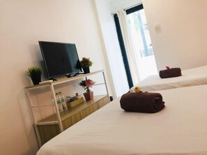 Standard Triple Room | Free WiFi, bed sheets - Owl's Nest Hostel (Bangkok)