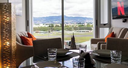 Lujoso con una vista al Aeropuerto y montañas