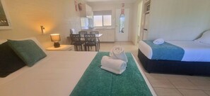 Caixa forta a l'habitació, cortines opaques i planxa i posts de planxar 