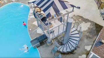 Een binnenzwembad, een buitenzwembad