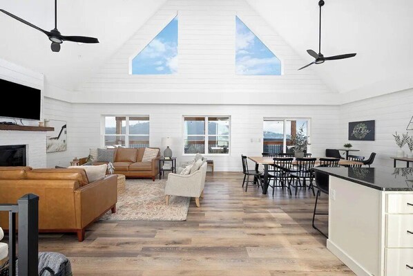 Smart TV, fireplace, video games - New Year’s OPEN&sale! Lake views,Pools,privateHotTub,Firepit,Shuffleboard,Arcade (Hollister)