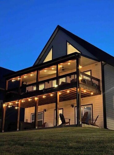 July 4 SALE! Lake, Pickleball, 2 Pools/HotTub/Firepit, Shuffleboard/Arcade