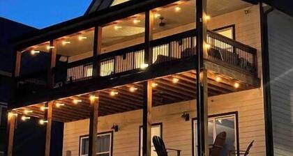 July 4 SALE! Lake, Pickleball, 2 Pools/HotTub/Firepit, Shuffleboard/Arcade