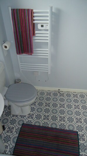 Combined shower/tub, towels