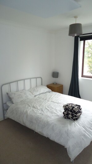 3 bedrooms, desk, iron/ironing board, WiFi - 3 bed house Mkt Deeping - nr Peterborough Stamford (Peterborough)