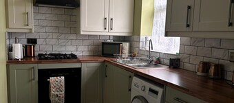 HouseSleeps5-Garden-Parking-PetsOK-Near Locks