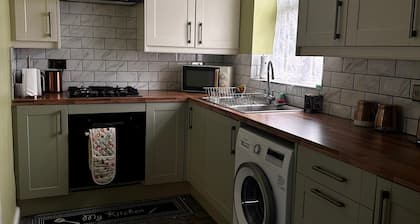 HouseSleeps5-Garden-Parking-PetsOK-Near Locks