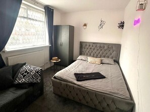2 bedrooms, iron/ironing board, WiFi, bed sheets - HouseSleeps5-Garden-Parking-PetsOK-Near Locks (Bradford)