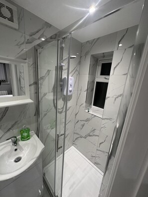 Dusche, Haartrockner, Handtücher
