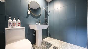 Standard Double Room | Bathroom
