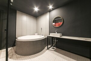 Deluxe Double Room | Bathroom