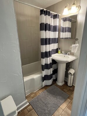 Shower, hair dryer, towels, soap - King bed Drake and central Des Moines (Des Moines)