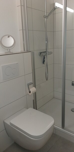 Badewanne, kostenlose Toilettenartikel, Haartrockner, Handtücher