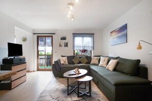 TV, stereo - Holiday Apartment 'Ferienwohnung Reindler' with Mountain View, Terrace & Wi-Fi (Fischen)