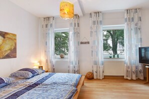 2 makuuhuonetta, silitysrauta/-lauta, ilmainen Wi-Fi, vuodevaatteet