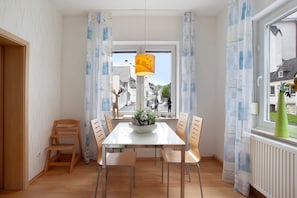 Dining - Vacation apartment 'Schatzkiste Brilon' with WLAN (Brilon)