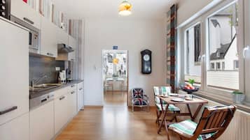 Een koelkast, een magnetron, een oven, een kookplaat