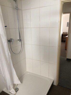 Shower, free toiletries, towels