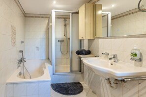 Badewanne, Haartrockner, Handtücher