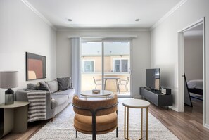 TV, stereo - Chic Beverly Hills 1BR w/ Gym, nr Groceries & Shopping, by Blueground (Los Angeles)