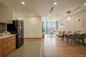 Interior - Spacious 3Brs Apt - Large Living room - Amazing Pool & Gym (District 7)