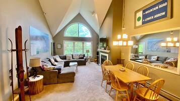 TV connectée, cheminée, chaîne hi-fi