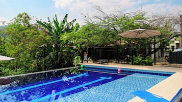 2 piscinas al aire libre