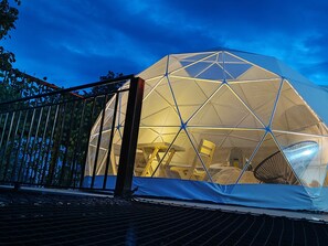 A geodesic dome structure with a metal frame and a translucent covering, possibly a greenhouse or a conservatory. - Glamping romantico en Vista Hermosa (La Mesa)
