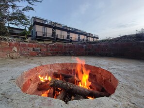 Outdoor banquet area - Glamping romantico en Vista Hermosa (La Mesa)