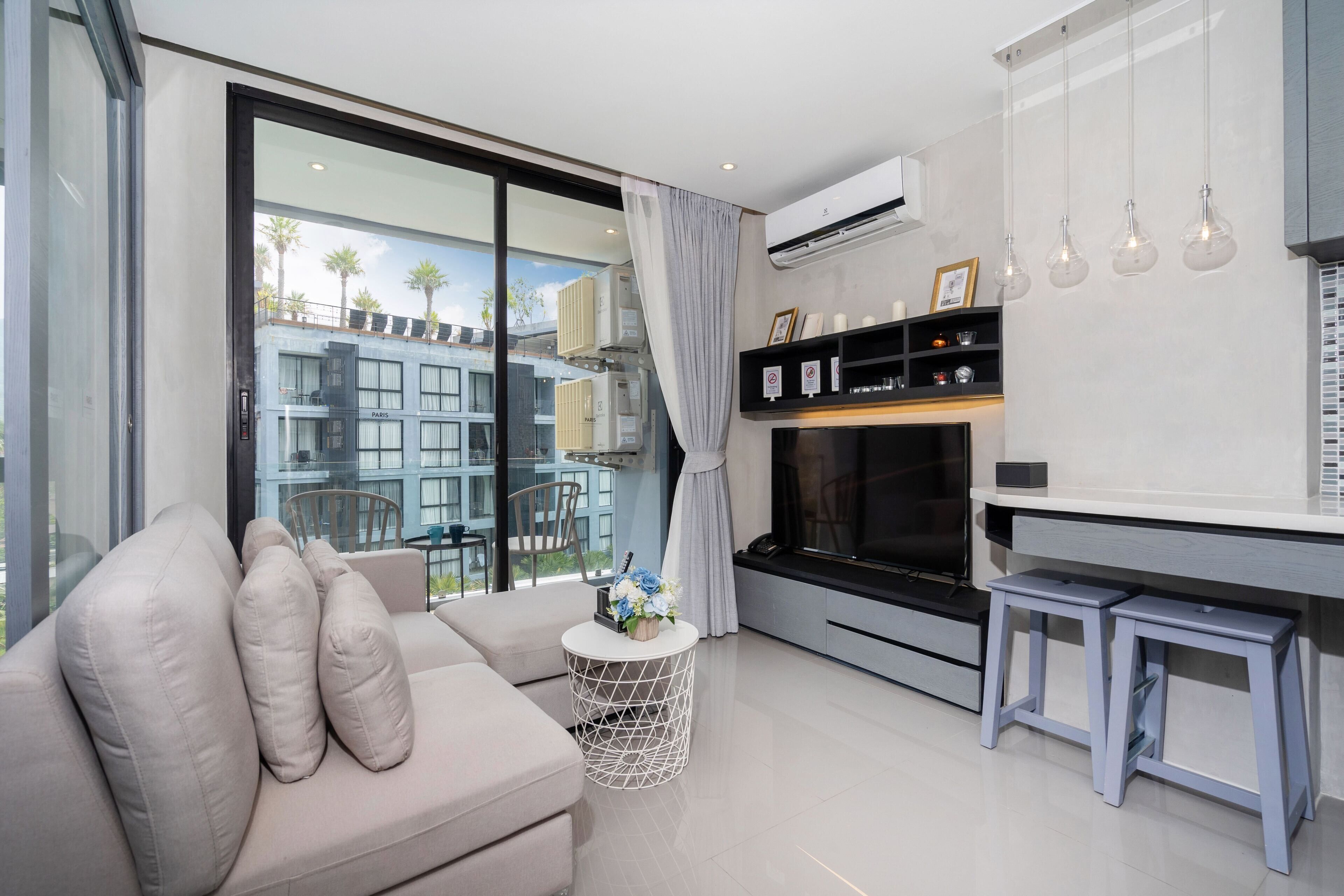 Comfort Condo | Living area | Smart TV