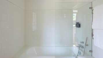 Chambre Double ou avec lits jumeaux, plusieurs lits | Salle de bain | Peignoirs, chaussons