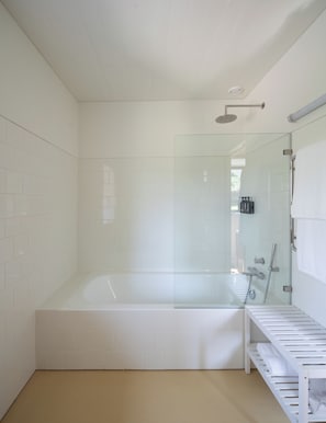 Doppel- oder Zweibettzimmer, Mehrere Betten | Badezimmer | Bademäntel, Hausschuhe