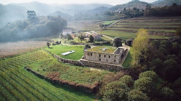 Vista frontal de la propiedad