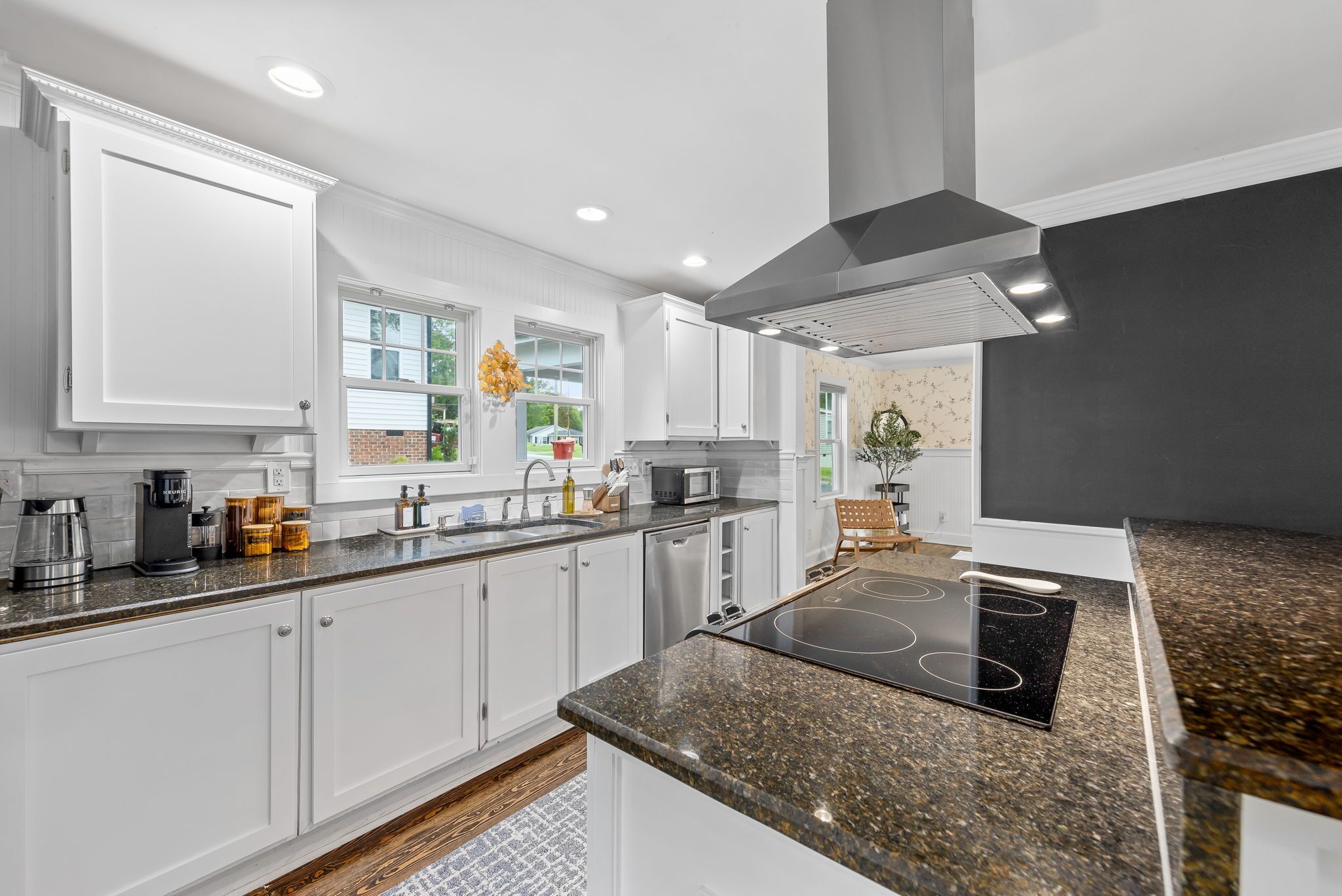 Kylskåp, mikrovågsugn, ugn och spishäll